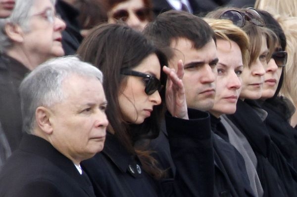 Kandidát na polského prezidenta během tryzny ve Varšavě.